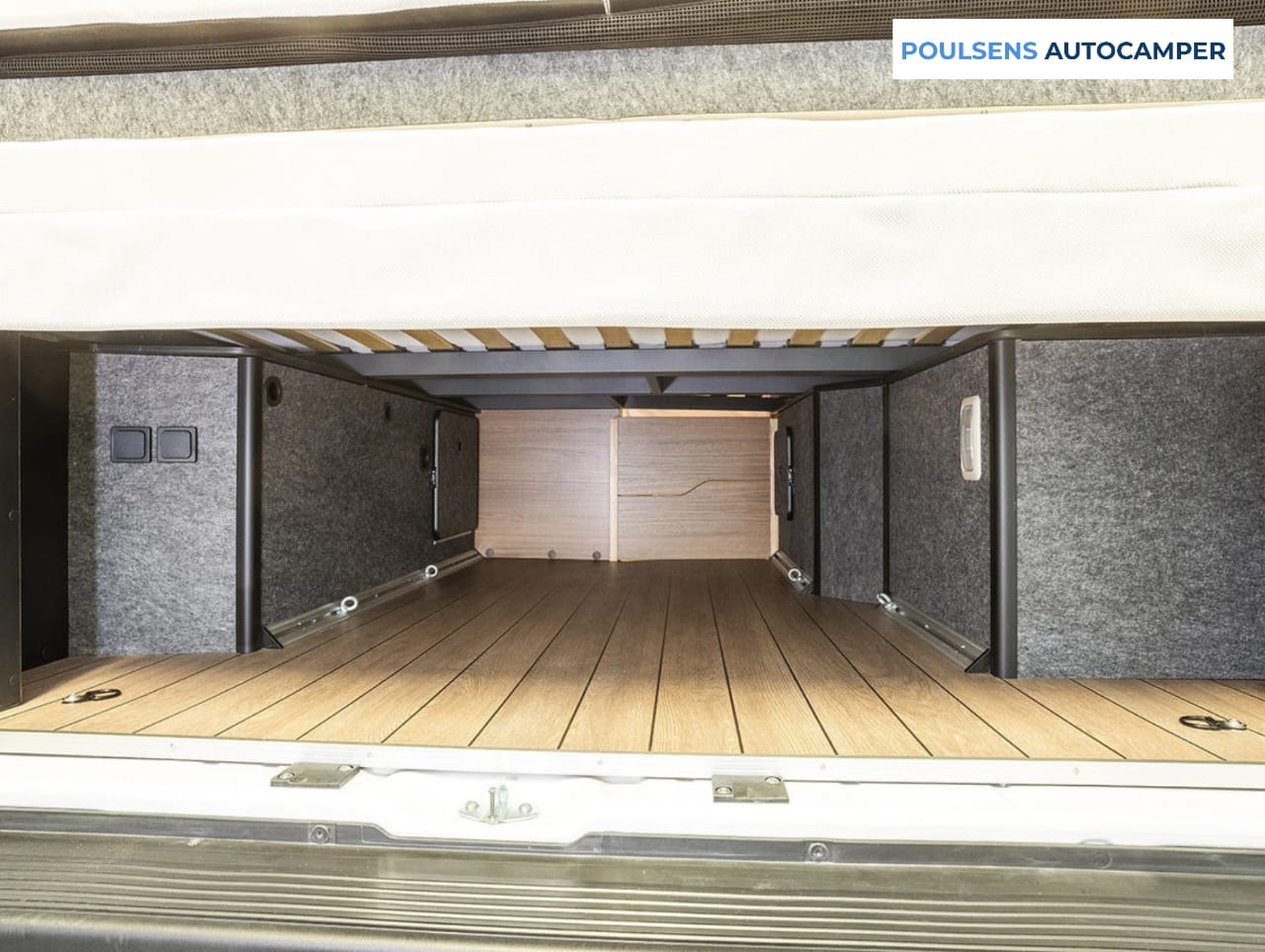 Espace couchage du camping-car urbain Knaus BOXLIFE 600 ME 2023 d’occasion avec lits jumeaux, lit pavillon et dinette convertible