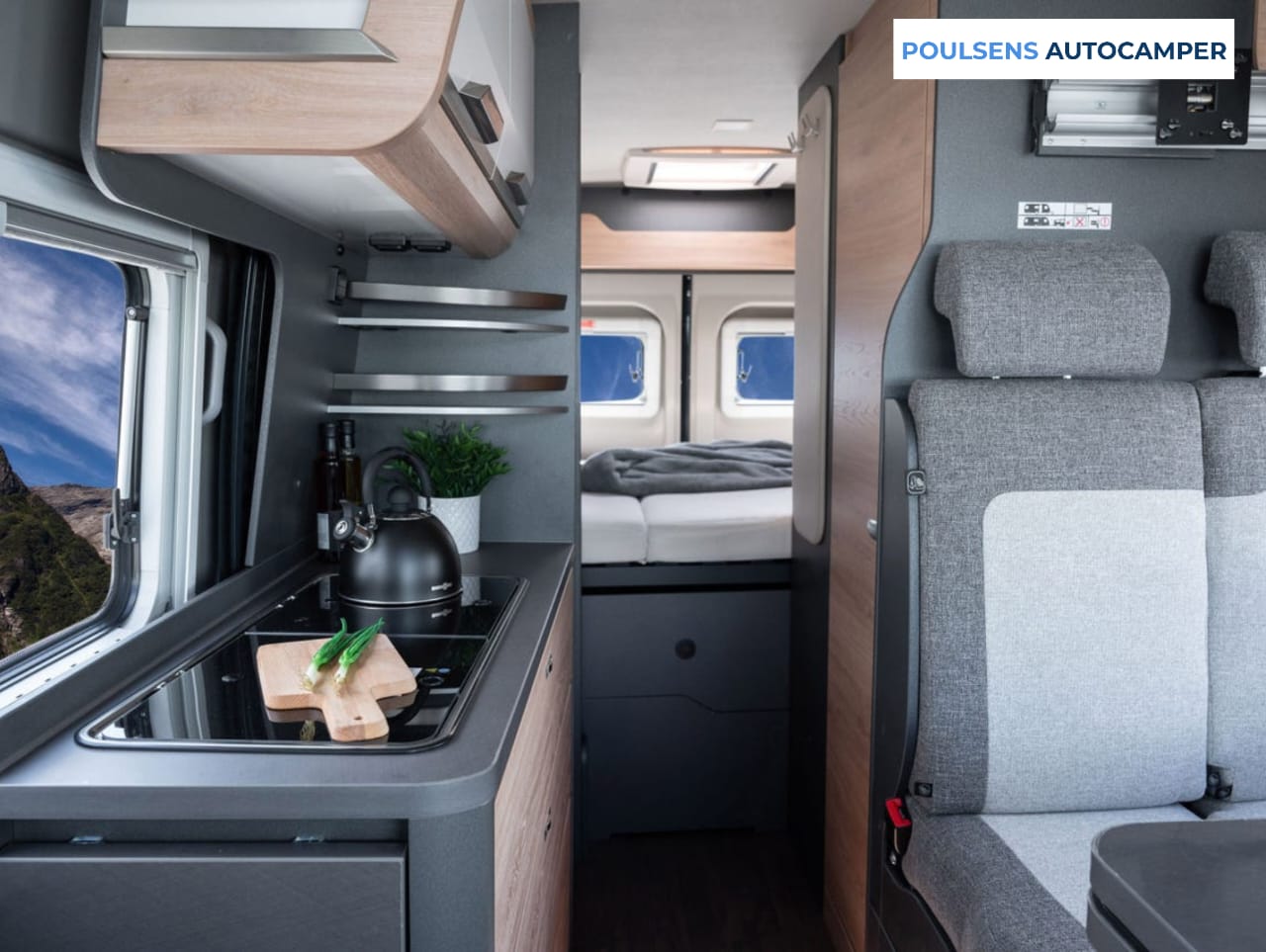 Cuisine du camping-car urbain Knaus BOXLIFE PRO 600 STREET 2025 avec réfrigérateur à compresseur et rangements