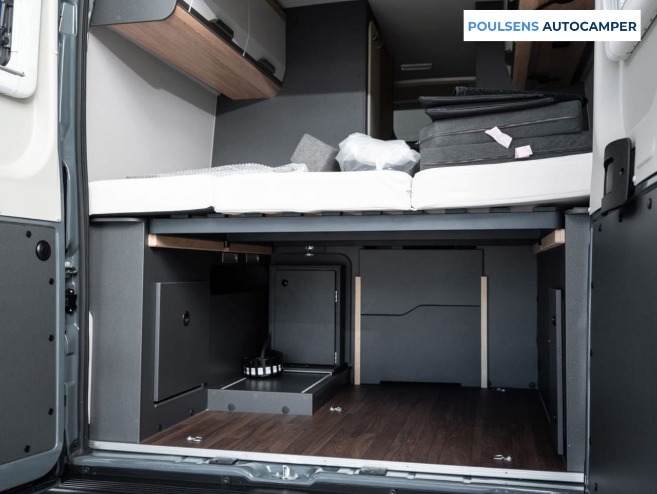 Espace couchage du camping-car urbain Knaus BOXLIFE PRO 600 STREET 2025 avec lit transversal arrière et lit d’appoint dinette