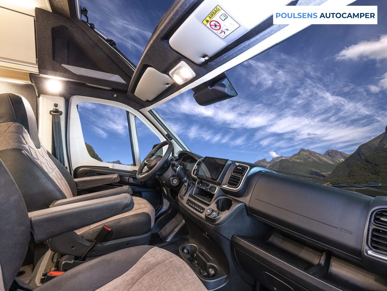 Cabine avant du camping-car urbain Knaus BOXTIME 600 MQ 2026 avec sièges pilote et tableau de bord Fiat
