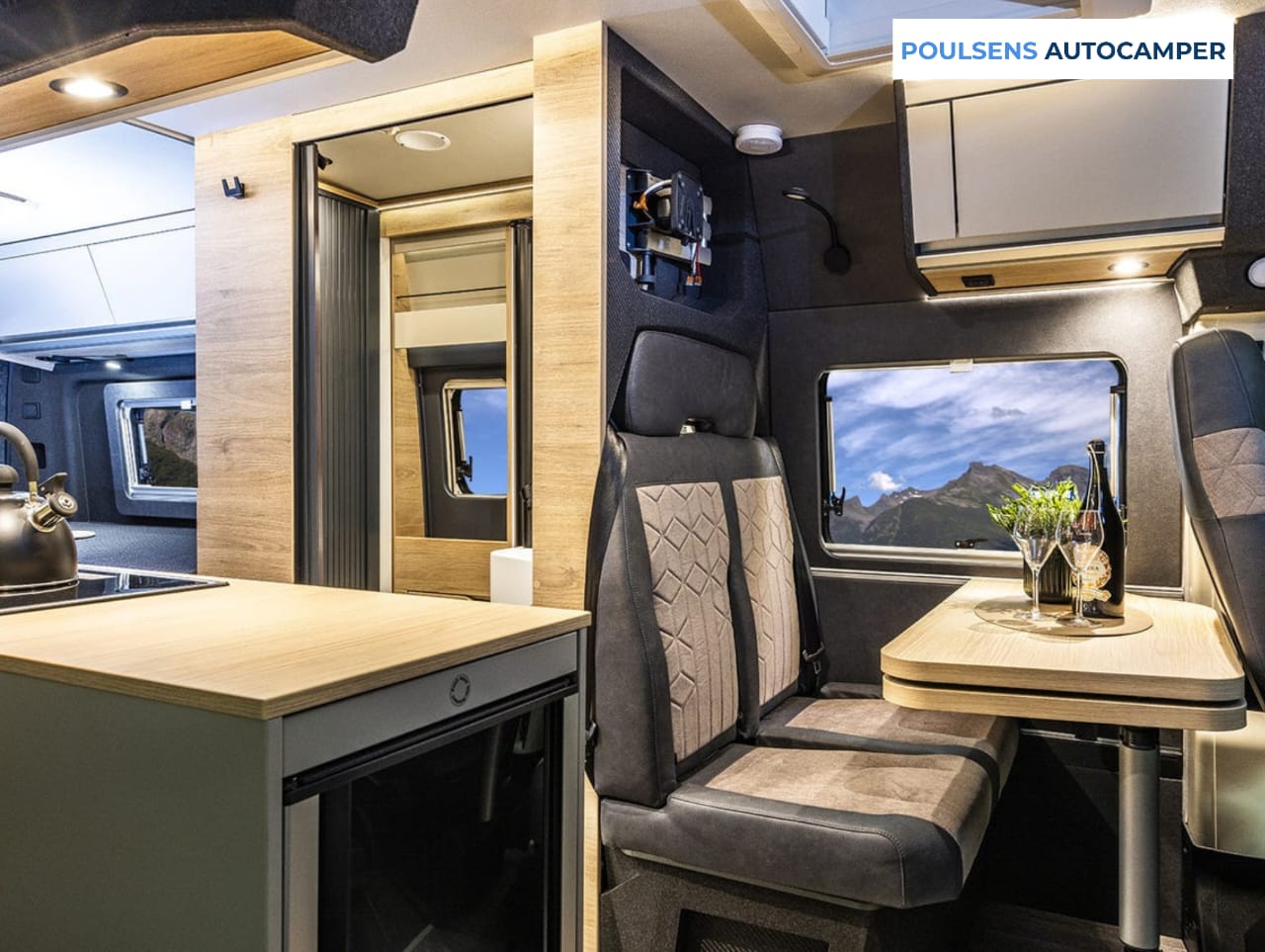 Salon intérieur du camping-car urbain Knaus BOXTIME 630 ME 2026 avec banquettes et éclairage LED