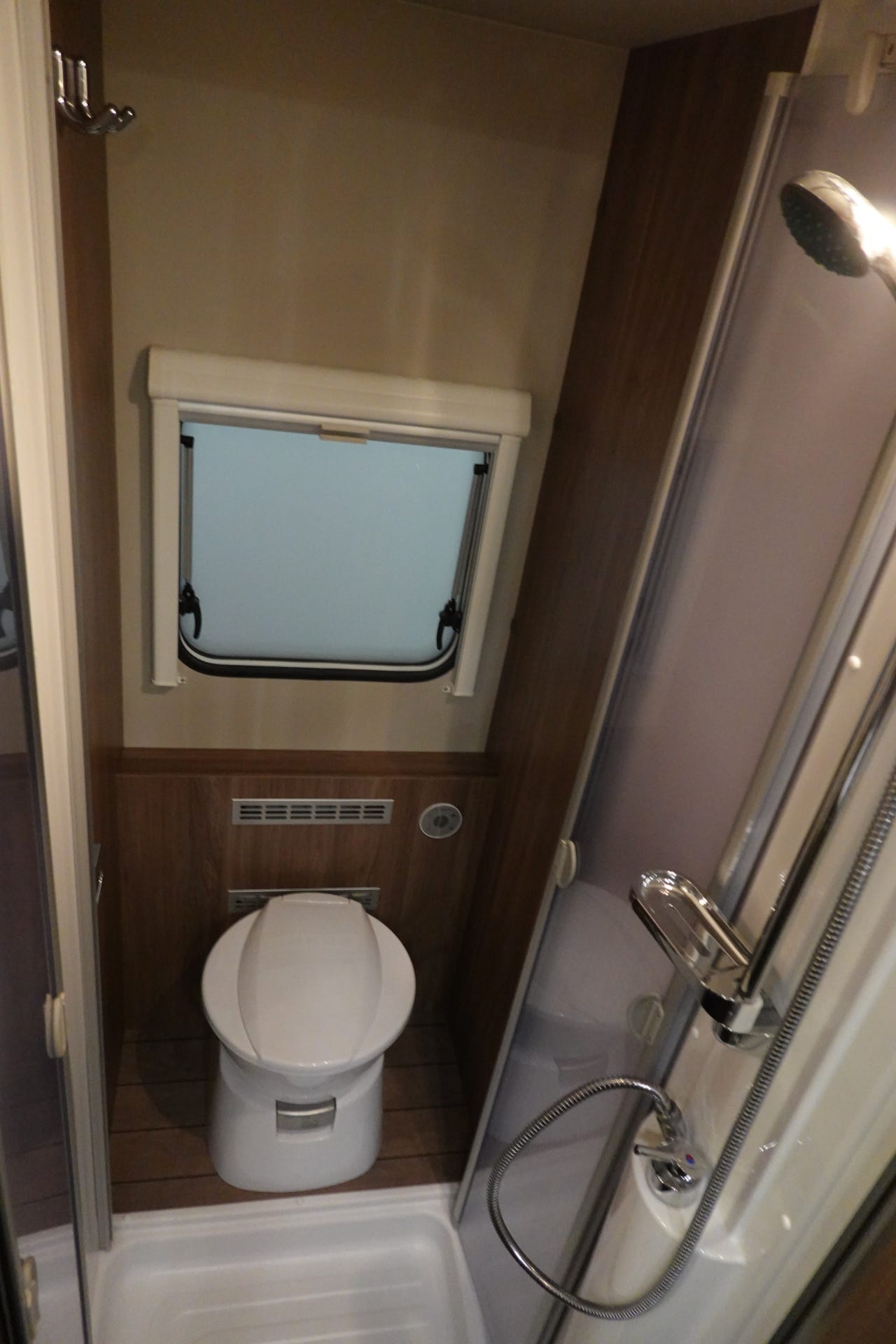 Salle de bain de la Knaus Scandinavian Selection 750 UFK