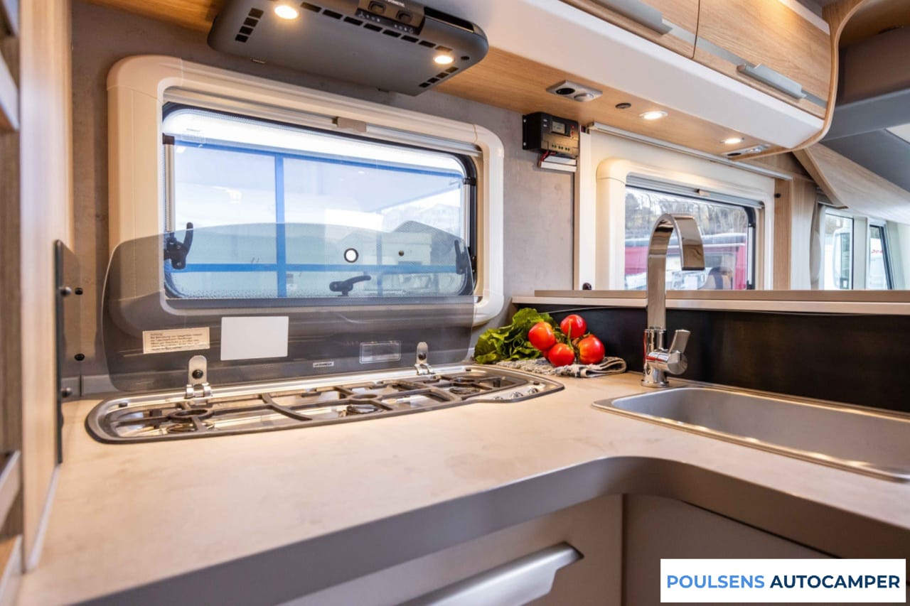 Cuisine du Knaus SKY I 700 2017 avec four et rangements