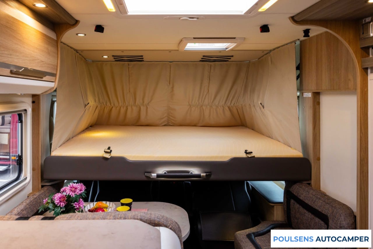 Salon intérieur du Knaus SKY I 700 2017 avec lit pavillon