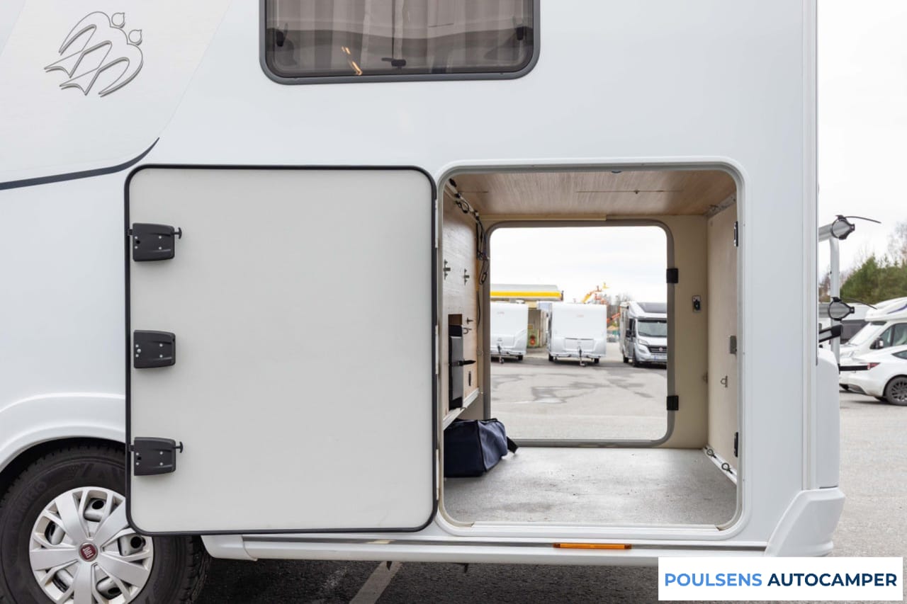 Vue extérieure du camping‑car intégral Knaus SKY I 700 2017 d’occasion