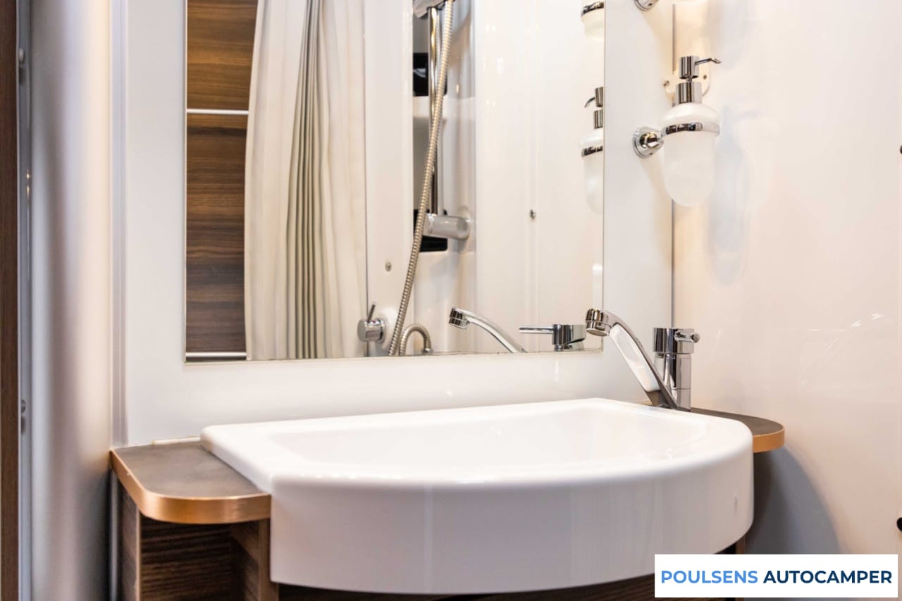 Salle de bain du Laika Ecovip 3019 2021 avec douche et toilettes