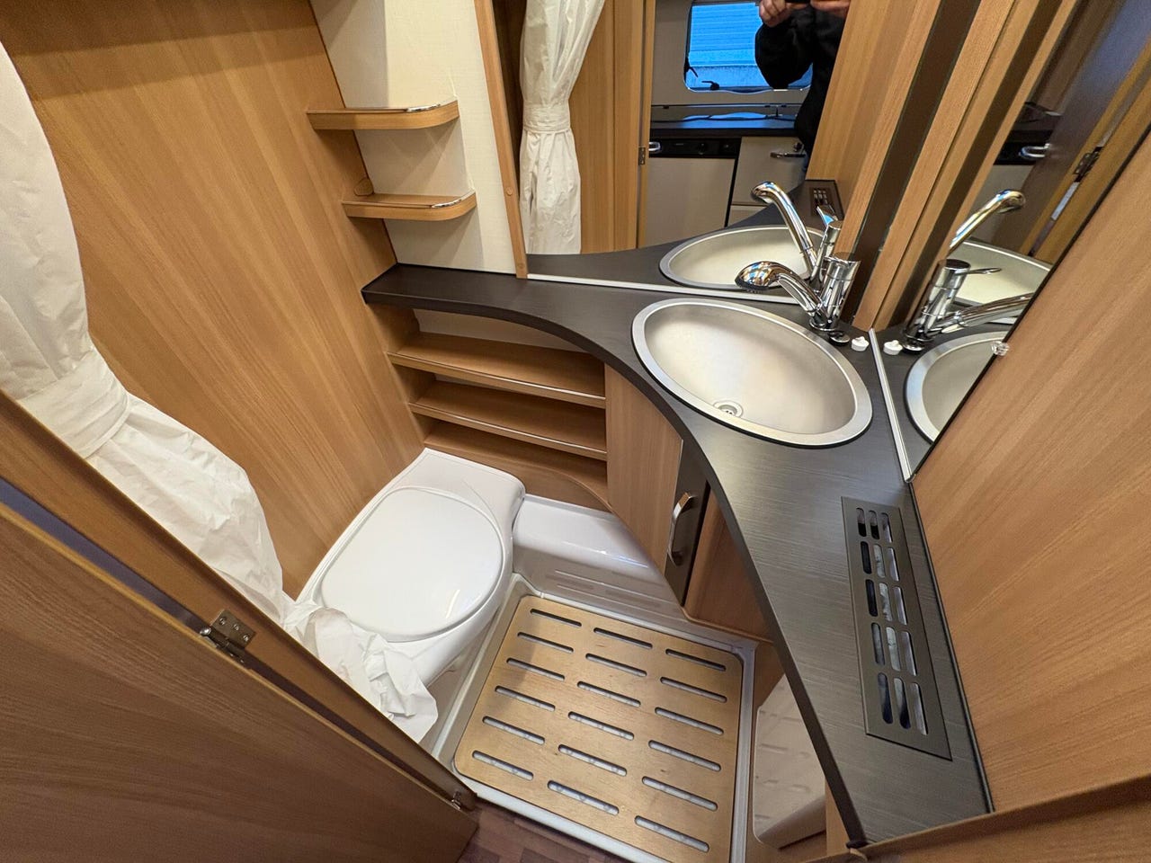 Salle de bain avec douche de la LMC Musica 490 E ALDE