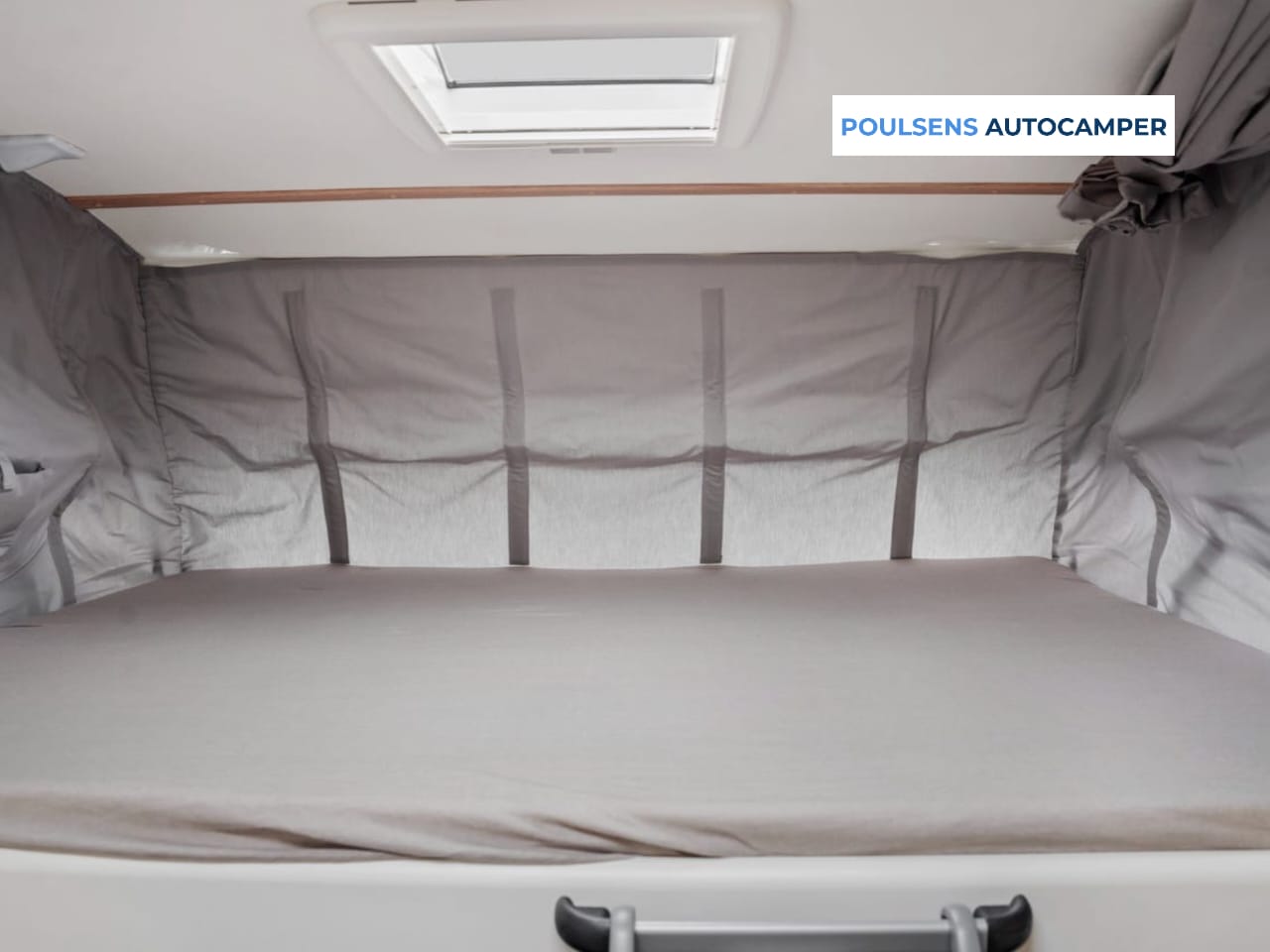 Espace couchage du Sunlight I68 avec lits simples et lit pavillon