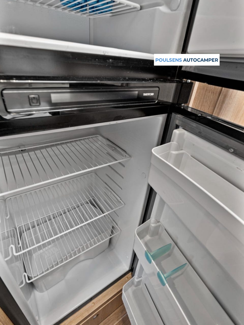 Cuisine du Sunlight T68 avec réfrigérateur et congélateur