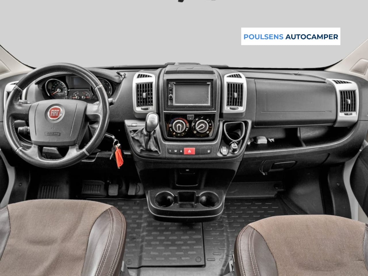 Cabine avant du Sunlight T68 avec tableau de bord Fiat