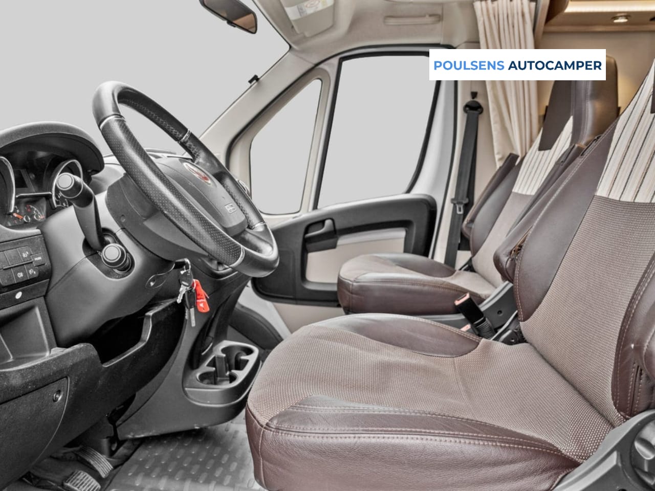 Cabine avant du Sunlight T68 avec tableau de bord Fiat