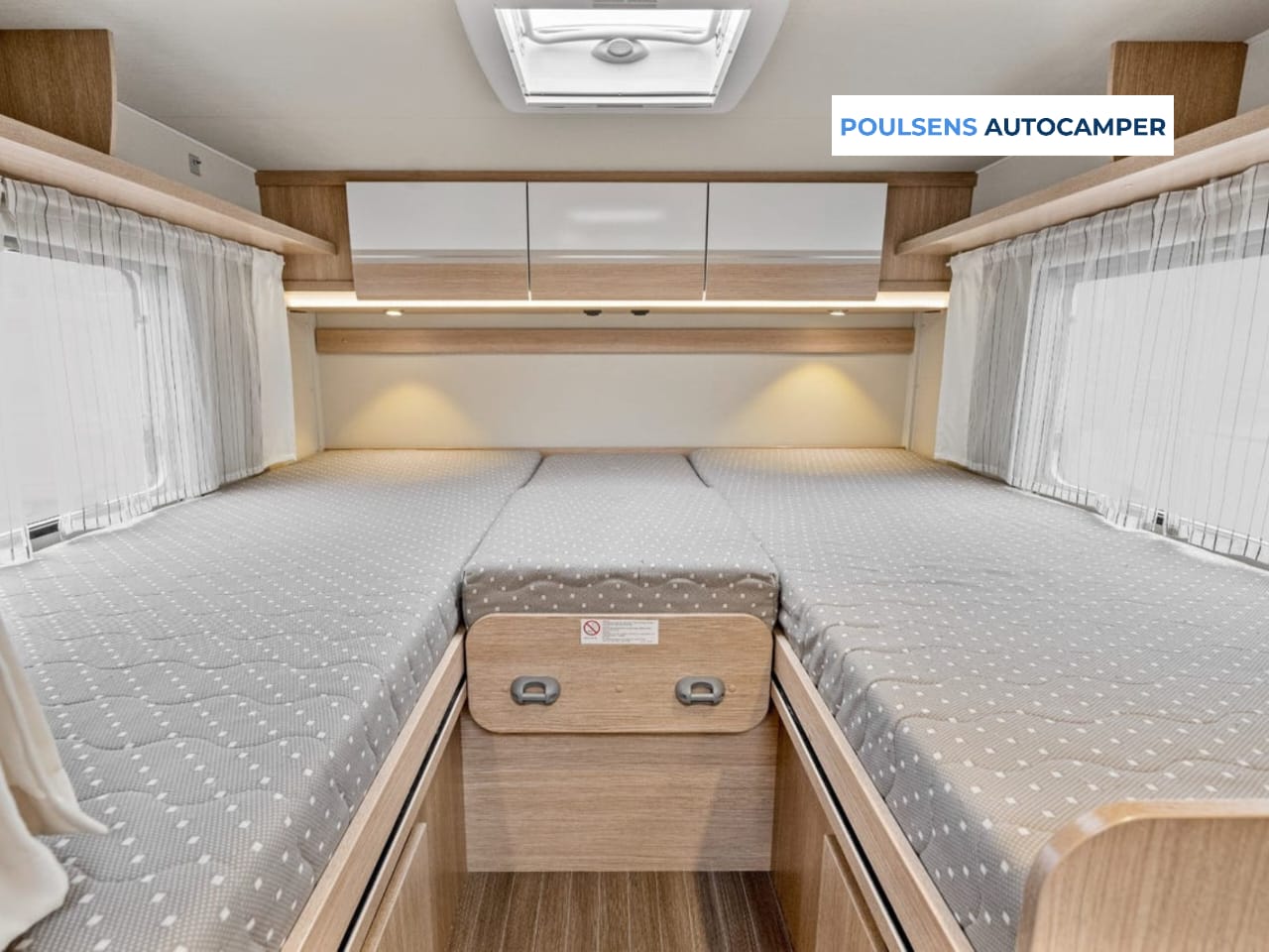 Espace couchage du Sunlight T68 avec lits simples et lit pavillon