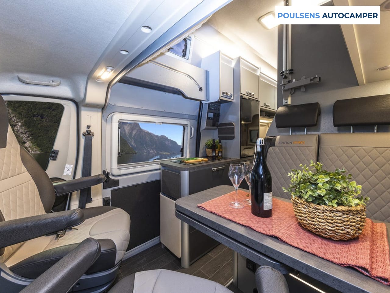 Vue intérieure du camping-car semi-intégré Weinsberg CARASUITE 700 DX 2026 