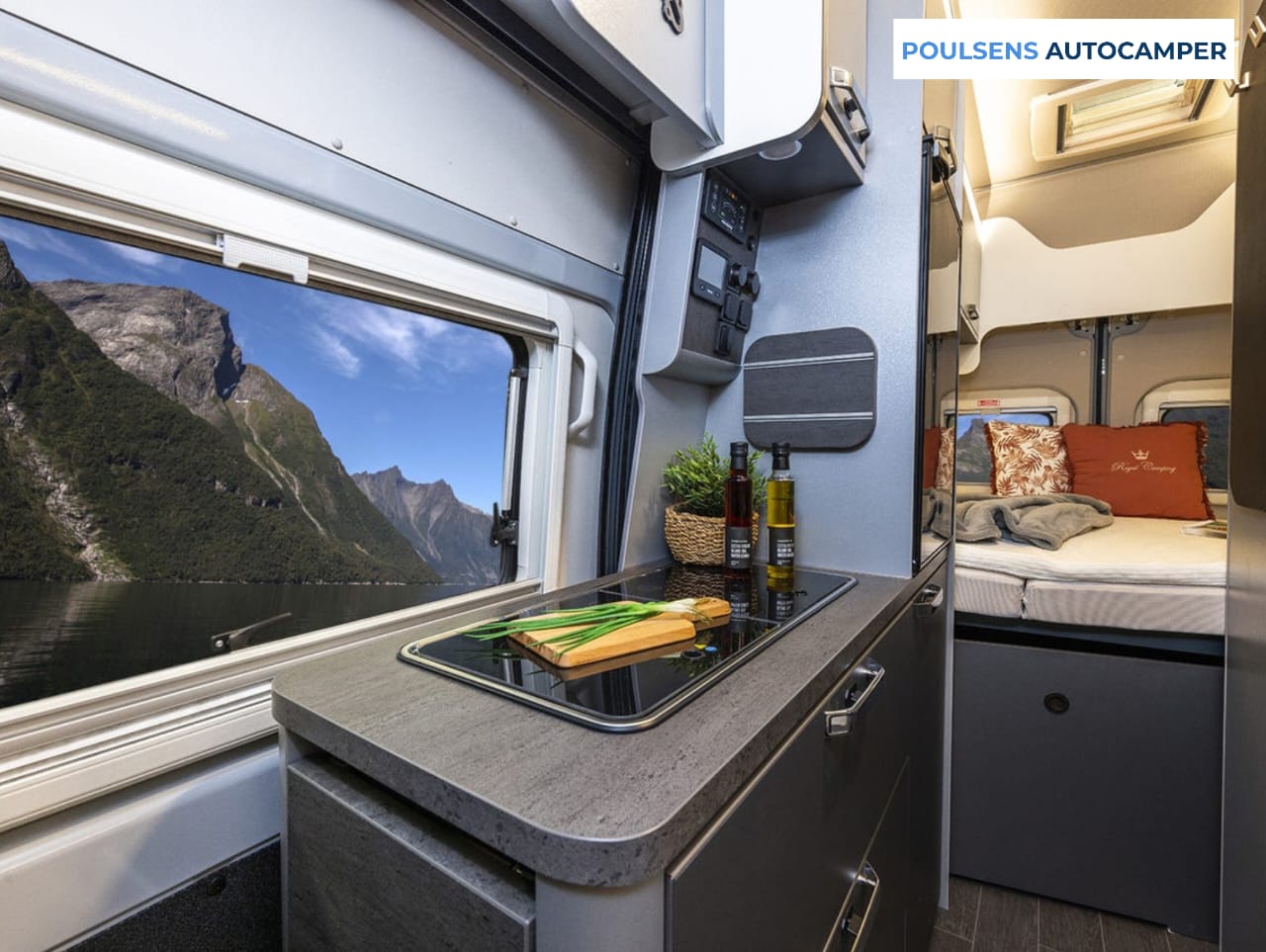 Cuisine du camping-car urbain Weinsberg CARABUS Grey Edition Fire 600 MQ 2026 avec plan de travail extensible, rangements et fenêtre

