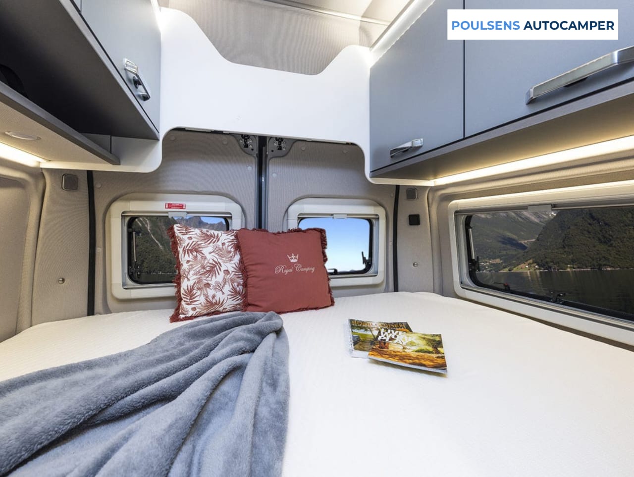 Espace couchage du camping-car urbain Weinsberg CARABUS Grey Edition Fire 600 MQ 2026 avec 3 couchages confortables et fenêtre