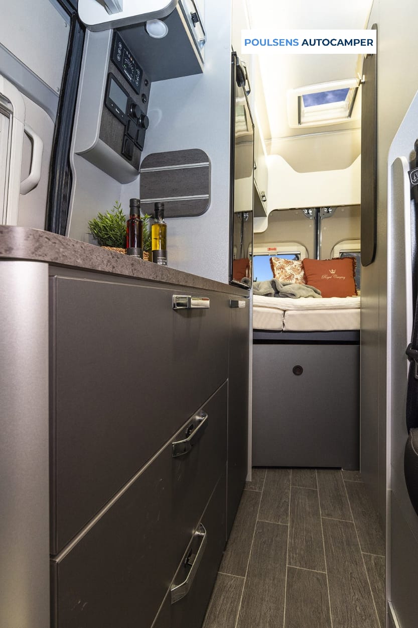Cuisine du camping-car urbain Weinsberg CARABUS Grey Edition Fire 600 MQ 2026 avec plan de travail extensible et rangements