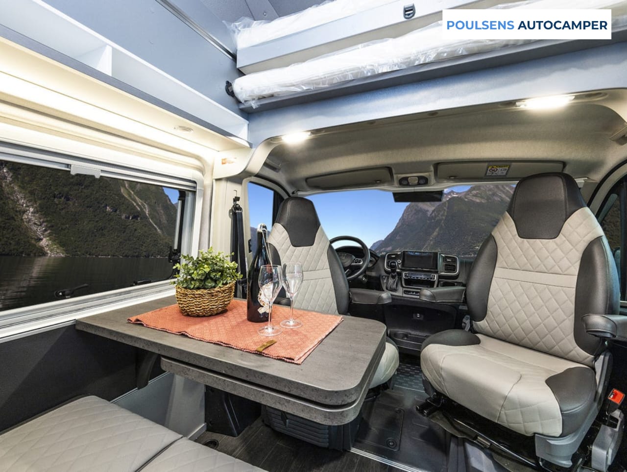 Salon intérieur du camping-car urbain Weinsberg CARABUS Grey Edition Fire 600 MQH 2026 avec banquettes et éclairage LED