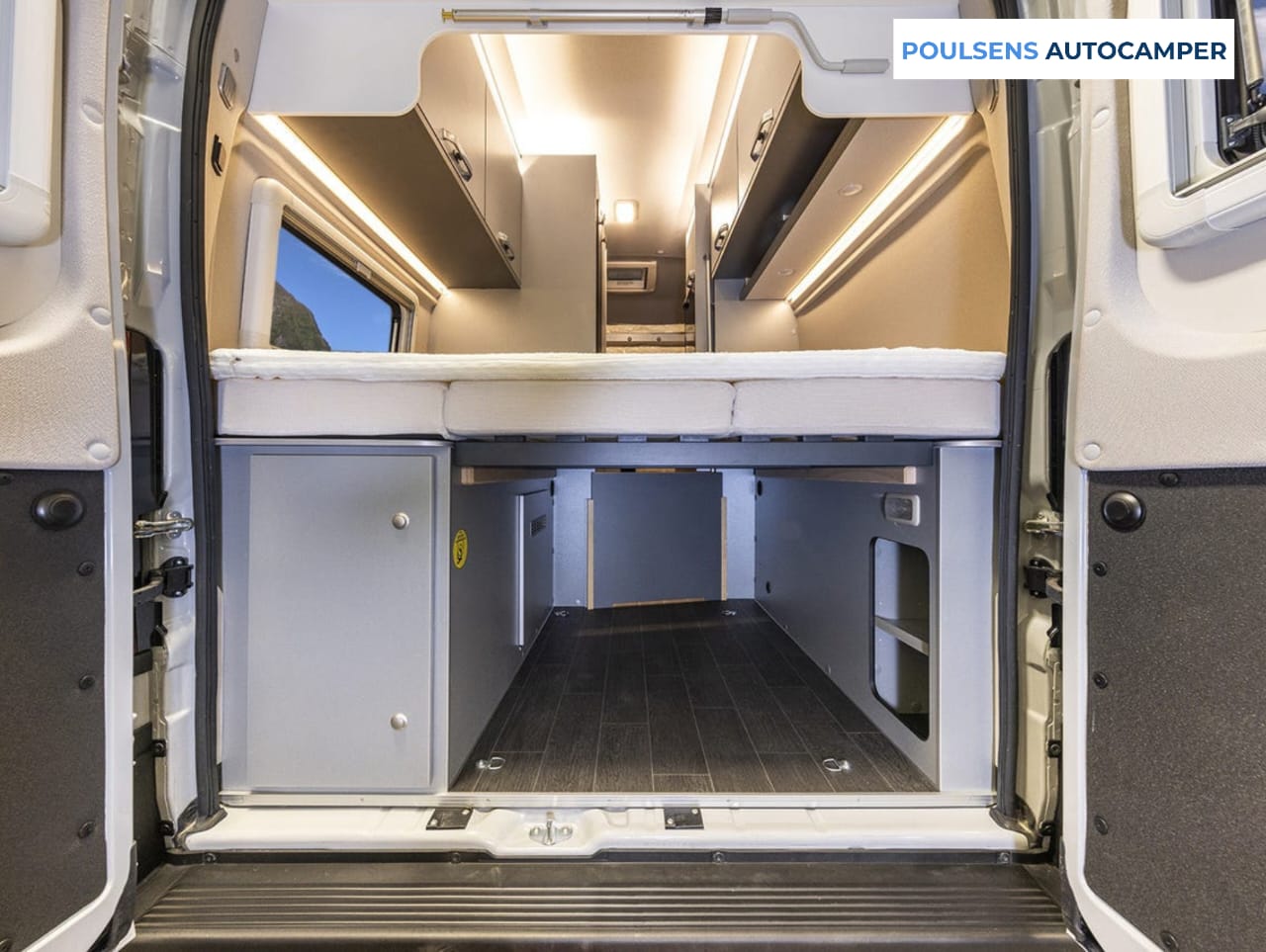 Espace couchage du camping-car urbain Weinsberg CARABUS Grey Edition Fire 600 MQH 2026 avec lit transversal arrière, lit pavillon et matelas supérieur