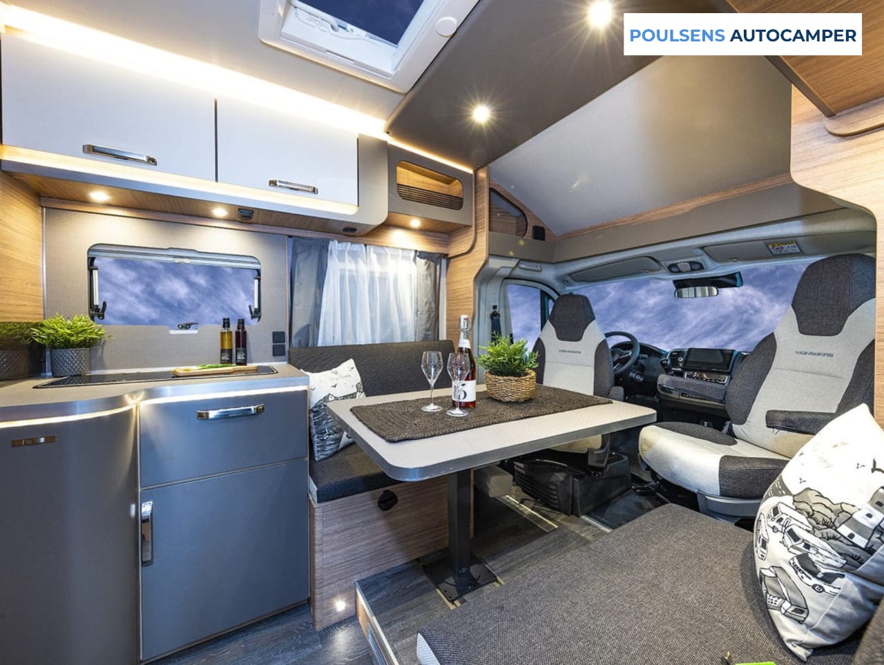 Salon intérieur du camping-car semi-intégré Weinsberg CARASUITE 700 DX 2026 