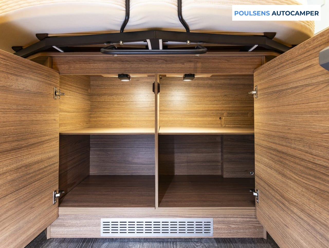 Rangements en dessous de l'espace couchage du camping-car semi-intégré Weinsberg CARASUITE 700 DX 2026 